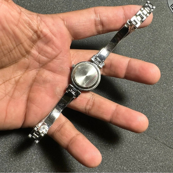 Ladies quartz silver tone diamond accent wrist watch working with new battery - Picture 9 of 9